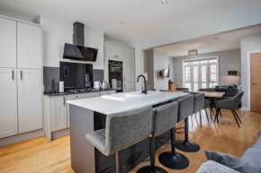 Stylish & Spacious 3 Bed Apartment With Parking